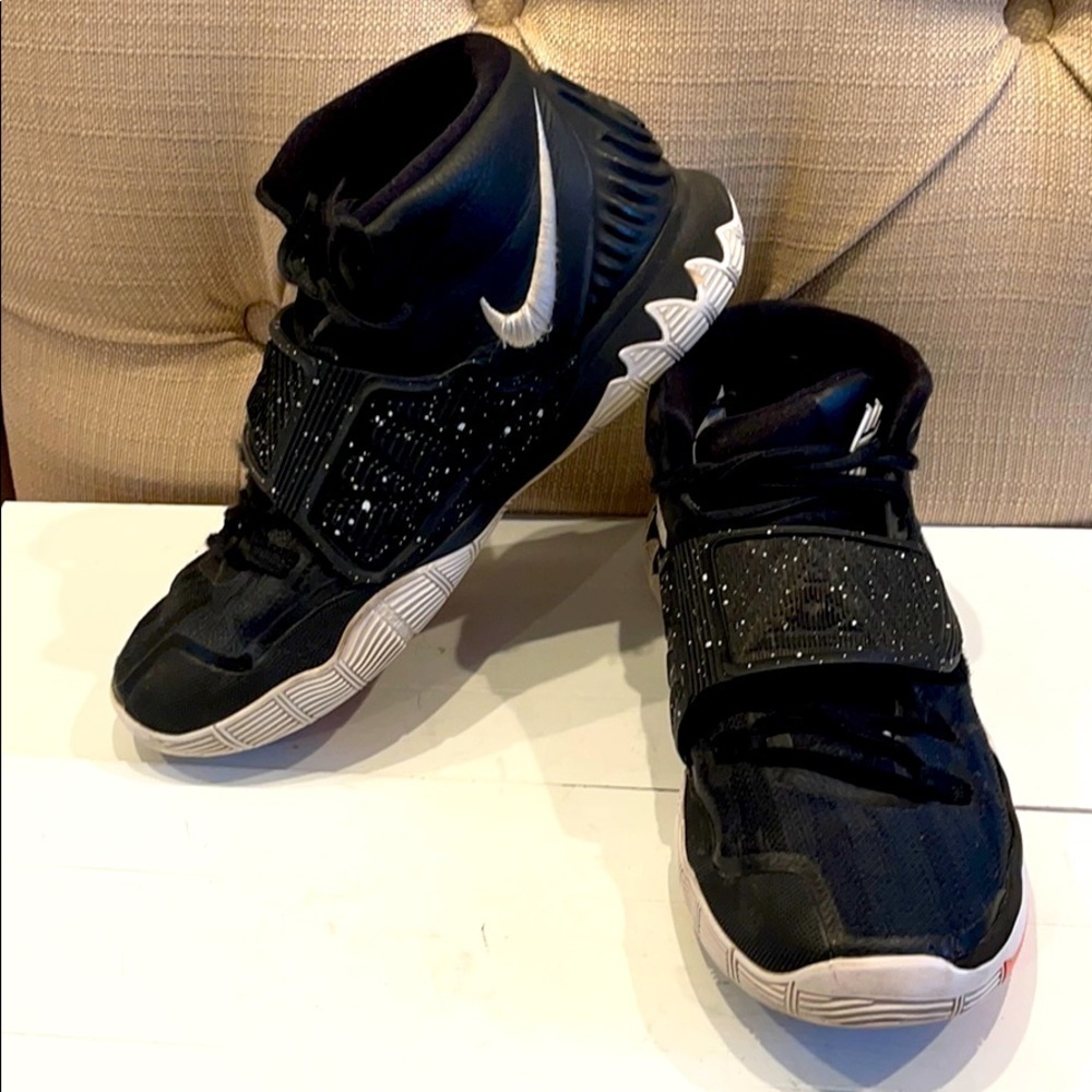 𝅺kid’s Nike Kyrie Sz 6Y Black and white